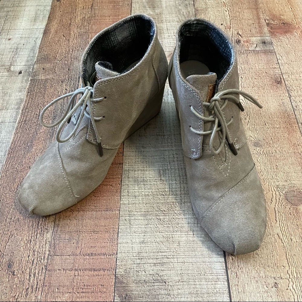 Toms Lace Up Suede Ankle Wedge Booties  Desert Tan Size US 9W